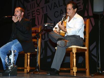 Jeromo Segura canta con la L&aacute;mpara Minera a los pies.