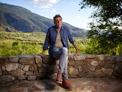 Rafael Navarro de Castro, autor de ‘Planeta Invernadero’, posa en su finca de Monachil (Granada), el 15 de abril de 2024.