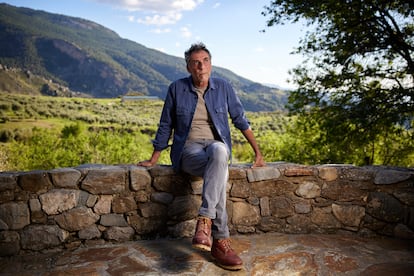 Rafael Navarro de Castro, autor de ‘Planeta Invernadero’, posa en su finca de Monachil (Granada), el 15 de abril de 2024.