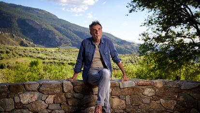 Rafael Navarro de Castro, autor de ‘Planeta Invernadero’, posa en su finca de Monachil (Granada), el 15 de abril de 2024.