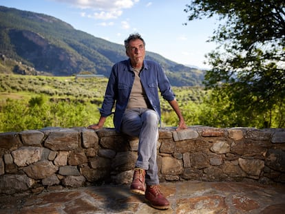 Rafael Navarro de Castro, autor de ‘Planeta Invernadero’, posa en su finca de Monachil (Granada), el 15 de abril de 2024.