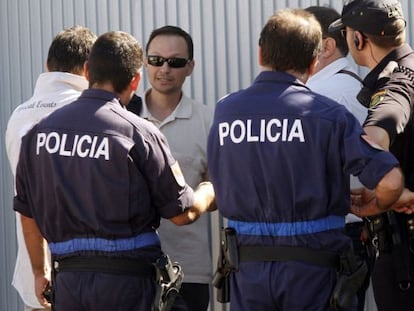 Jos&eacute; Bret&oacute;n (de frente, con gafas de sol), padre de los dos menores desaparecidos en C&oacute;rdoba.