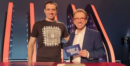 Alberto Izquierdo con el presentador de Saber y Ganar, Jordi Hurtado.