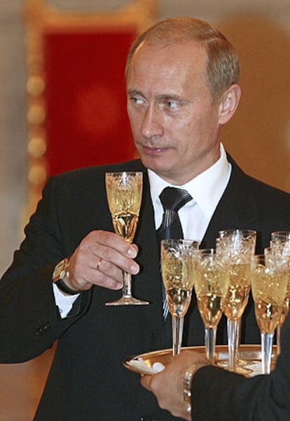 Putin toma una copa en una ceremonia celebrada recientemente en Moscú.