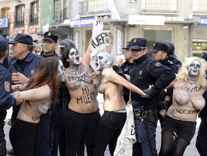 Activistas de Femen durante la manifestaci&oacute;n contra el aborto.