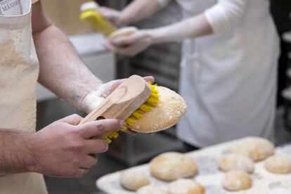 “Son súper crujientes por fuera y aéreos por dentro. Y eso es lo que creo que les hace tener la fama que tienen”, asegura el chef Dani Carnero, sobre los molletes. 