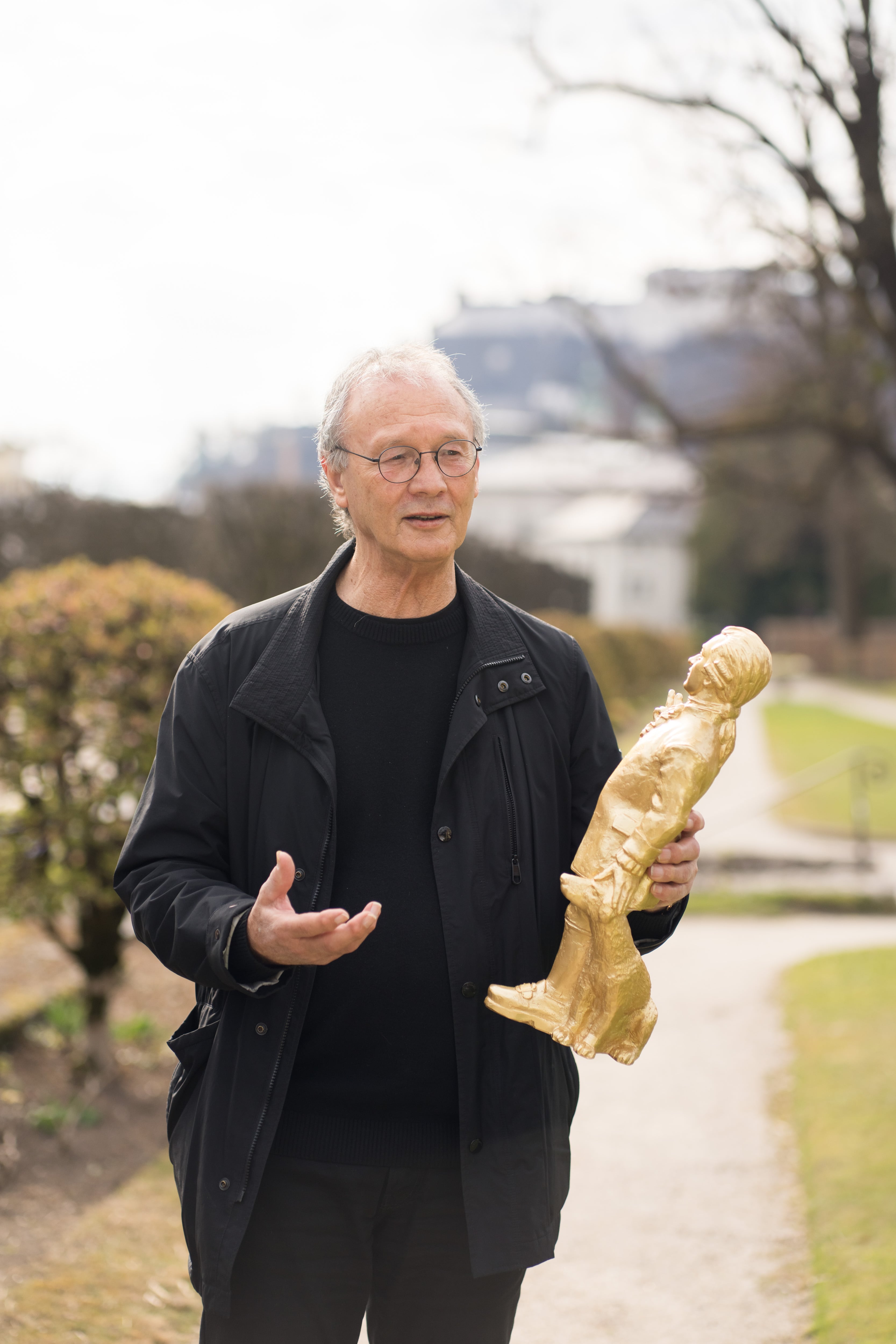 El artista alemán Ottmar Hörl sostiene una de las estatuilla de Mozart en los jardines del Palacio de Mirabell (Salzburgo), en una foto cedida por el propio autor.