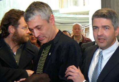 El juez que ha denunciado al presidente de A Mesa, Fraga Mandián (con corbata), junto al diputado nacionalista Bieito Lobeira, ayer en el juicio.