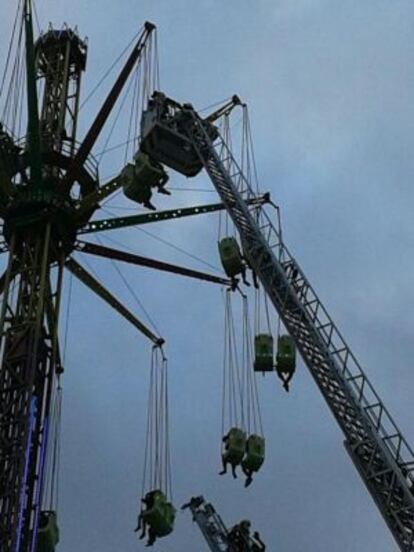 Labores de rescate de las 22 personas que han quedado atrapadas en una atracción de feria de Barakaldo.