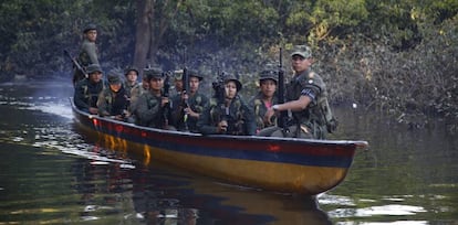 Patrulla de las FARC en el río Mecaya, Colombia.