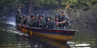 Patrulla de las FARC en el río Mecaya, Colombia.