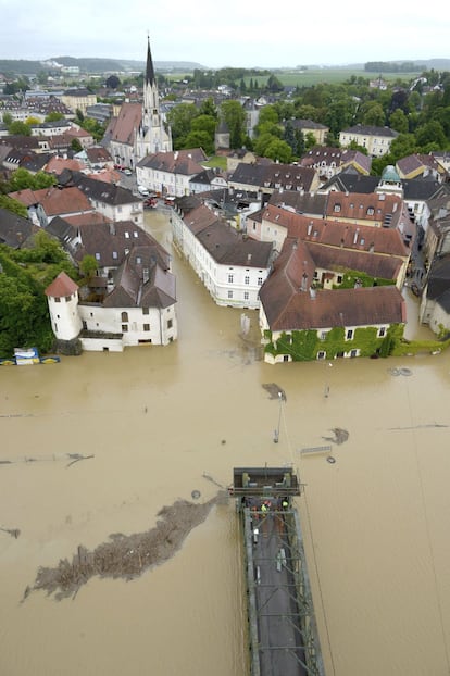 Vista del puente sobre el río Melk, en la localidad austríaca del mismo nombre. Las inundaciones en Austria han provocado al menos la muerte de una persona. Como poco otras tres están desaparecidas.