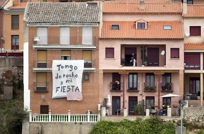 Pancarta a favor de la celebración de la fiesta colgada en la fachada de una casa de Tordesillas.