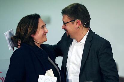 Ada Colau i Xavier Domènech se saluden durant l'¡acte d'inici de campanya de Catalunya en Comú-Podem.