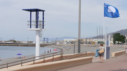Bandera Azul en una de las playas de Adra en Almería en junio de 2023.