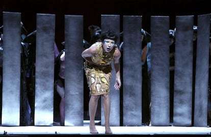 La soprano Nadja Michael, en el papel de Montezuma, en la ópera 'La conquista de México', estrenada en octubre de 2013 en el Teatro Real.