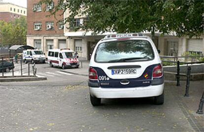 Un automóvil de la Policía Nacional y dos ambulancias frente a la Clínica de la Concepción.