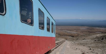 Um visitante viaja em um trem para a cimeira de Mont Paektu, em Samjiyon (Coreia do Norte).