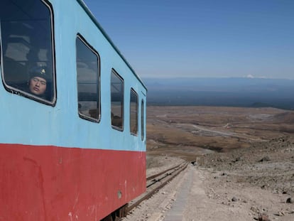 Um visitante viaja em um trem para a cimeira de Mont Paektu, em Samjiyon (Coreia do Norte).