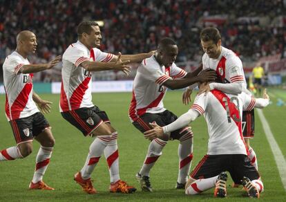 Jogadores festejam o gol marcado por Alario, que deu a vitória ao River por 1 a 0.