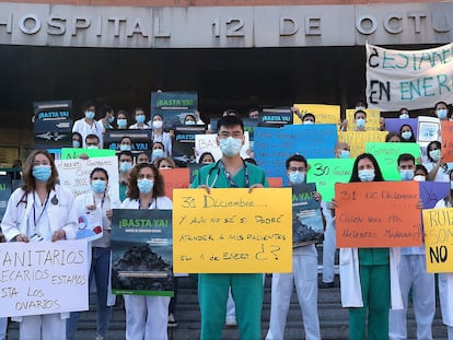 Sanitarios con contratos covid y adjuntos protestan por su situación laboral en la entrada principal del Hospital 12 de Octubre en noviembre de 2021.