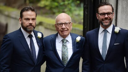 Rupert Murdoch con sus hijos James y Lachlan en su boda con Jerry Hall, celebrada en Londres en marzo de 2016.