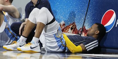 Andre Iguodala, de los Nuggets, descansa durante el partido ante Atlanta.