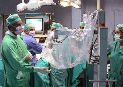 Preparación de una intervención quirúrgica con el asistente robótico desarrollado en la Universidad de Málaga.