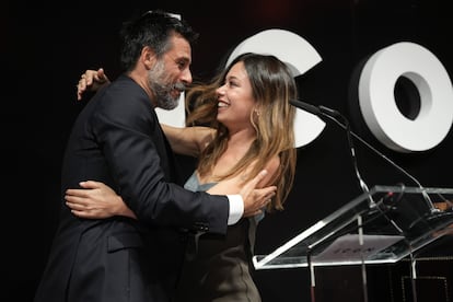 Anna Castillo y Hugo Silva se abrazan sobre el escenario mientras él recoge, de manos de ella, el Premio ICON actor.