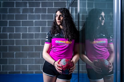 En un primer momento, Sandra dudó sobre si visibilizar que era la primera mujer trans federada en balonmano: "Si visibilizarme ayudaba a otras personas, merecía la pena".