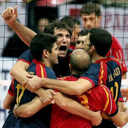 Los jugadores españoles celebran su victoria en la final contra Rusia.