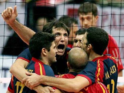 Los jugadores españoles celebran su victoria en la final contra Rusia.