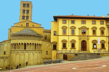 Secuencia de interior noche. Una iglesia de la Toscana, en Italia. Suspendida por un arnés, Juliette Binoche vuela hasta la bóveda sosteniendo una antorcha eléctrica. En su movimiento pendular, la lámpara desvela rostros, cuerpos, ángeles. La secuencia de la película 'El paciente inglés' fue rodada en la capilla mayor de la basílica de San Francisco de Arezzo, iluminada por la maravillosa serie de 12 frescos que Piero della Francesca pintó a mediados del siglo XV con episodios bíblicos y legendarios. Las sublimes pinturas tienen su reflejo en los lienzos del pintor francés Balthus. Fascinado por la obra, se empleó como lavaplatos en una 'trattoria' de Arezzo para contemplar la maestría de su composición; la luminosidad de sus blancos, azules y verdes; la hierática belleza de sus figuras.