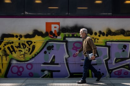 Tren de Rodalies con pintadas (Cercanías) Renfe