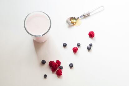 Solo necesita un vaso de leche, 25 gramos de fruta y media cucharadita de miel. “Esta bebida nos proporciona proteínas de origen vegetal. Los frutos del bosque contienen bioflavonoides, que poseen gran capacidad antioxidante”, argumenta Coloma. “Las isoflavonas de soja y las antocianinas de los frutos rojos hacen que esta elección sea muy buena para el control de peso”, señala Eftekhar. Son 200 calorías.