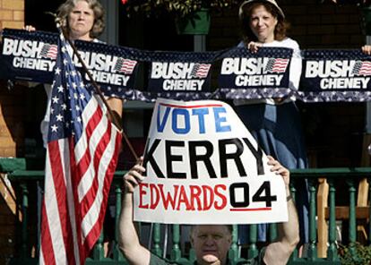 Un simpatizante de Kerry posa rodeado de seguidores de Bush en la localidad de Canonsburg (Pensilvania).