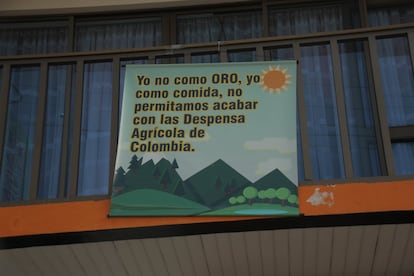 En Cajamarca se pueden ver varias pancartas con mensajes similares al recogido en la foto. Se ha creado una enorme conciencia ecológica y de protección del territorio, renunciando a los hipotéticos beneficios económicos que prometía la mina en pro de un bienestar ambiental.