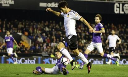 Abraham intenta robarle el bal&oacute;n a Gomes.