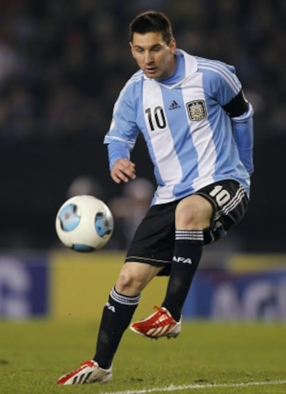 Messi controla el balón durante un partido con Argentina.