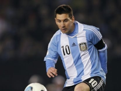 Messi controla el balón durante un partido con Argentina.