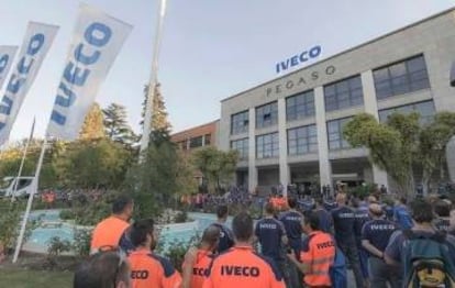 Trabajadores de la compañía Iveco ern una concentración tras el suicidio de una compañera tras difundirse un vídeo sexual sobre ella este 29 de mayo de 2019.