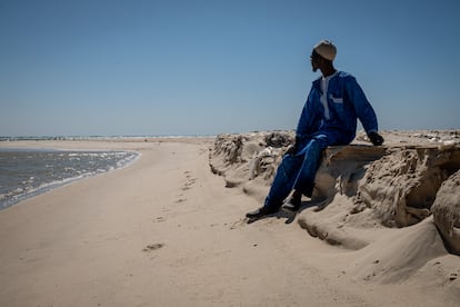 Ahmet Sène Diagne mira hacia la apertura, de seis kilómetros de ancho, en la Lengua de Berbería. Cuando se construyó esta apertura al mar, hace casi dos décadas, medía cuatro metros. 