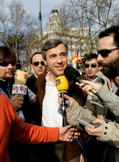 Un gigantesco lazo azul dibujado sobre una tela blanca ha sido desplegado y portado por jóvenes entre las plazas de Cibeles y Colón, para abrir la marcha.