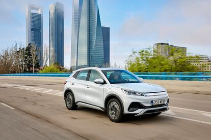 Imagen del BYD Atto 3, un coche 100% eléctrico, circulando por Madrid.