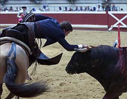 Pablo Hermoso de Mendoza, en su primer toro.