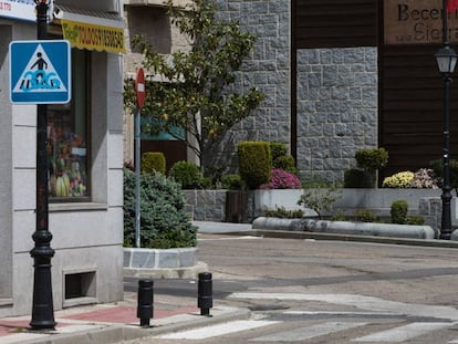 Un viandante, en el pueblo de Becerril, Madrid. 