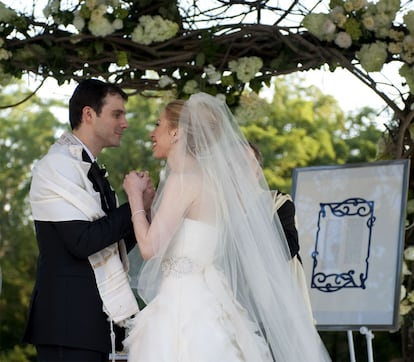 Marc Mezvinsky y Chelsea Clinton se miran en el día de su boda