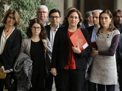 Ada Colau en l'acte amb la dona de Jordi Sànchez i la de Jordi Cuixart.