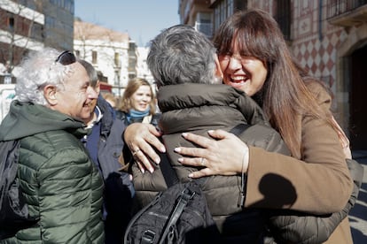 La presidenta de Junts, Laura Borràs, durante su visita este domingo a la Fira de la Candelera, en Molins de Rei, Barcelona.