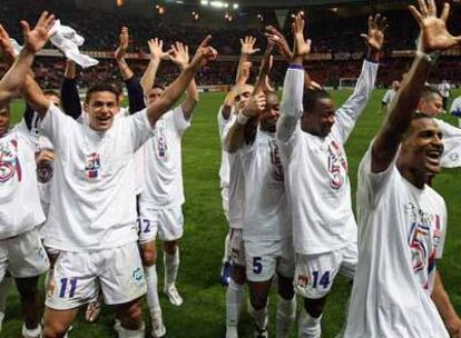 Jugadores del Olympique de Lyon celebran la obtención de la última liga de futbol francesa.